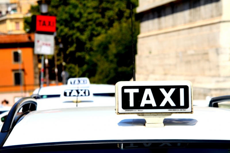 taxis-COGOLIN-min_taxi_auto_rome_road_white-1051610